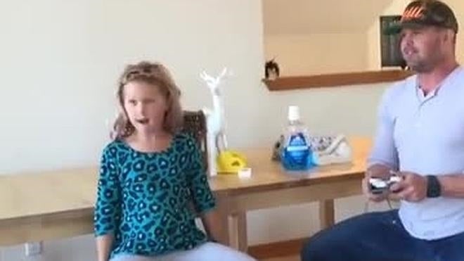 Un padre utiliza un drone para sacarle un diente a su hija