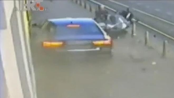 Salva a su bebé de ser arrollado por un coche