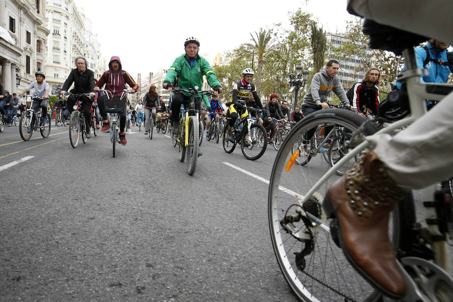 Una bicifestación toma las calles de Valencia