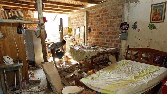 Valencianos supervivientes del terremoto de Ecuador: «Hay mucha gente viva aún gritando bajo los escombros»