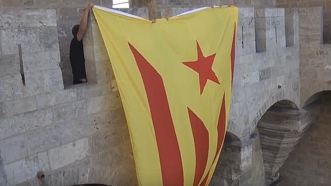 Así se desplegó la estelada en las Torres de Serranos