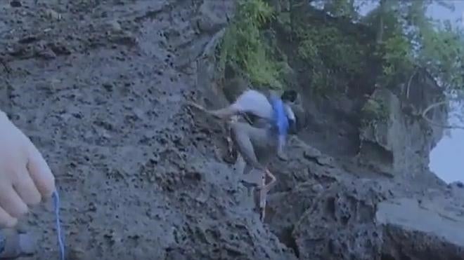 Espeluznante caída al vacío de un concursante del programa de Bear Grylls