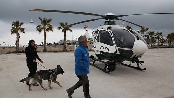 Un helicóptero de la Guardia Civil aterriza en medio del Paseo Marítimo de Dénia