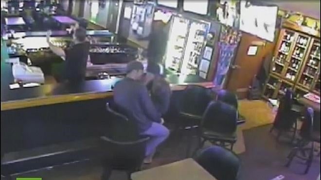 Una pareja 'pasa' de un atraco a mano armada