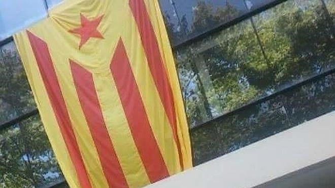 Cuelgan una estelada en la Facultad de Filología de Valencia