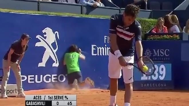 Caída viral de un recogepelotas en pleno partido de tenis