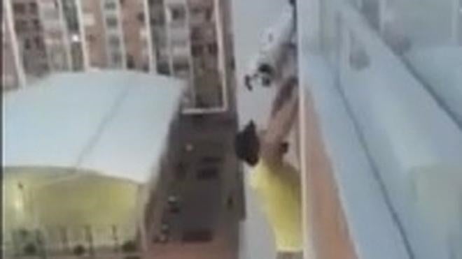 Arriesga su vida para salvar al perro de su vecino