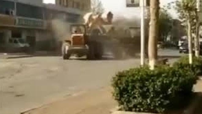 Sorprendente pelea entre dos excavadoras