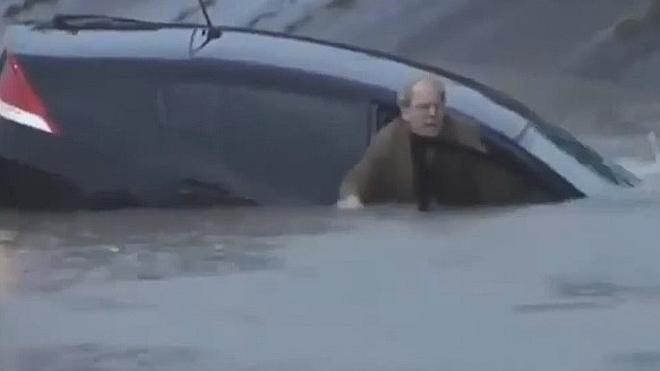 Un periodista rescata a un hombre atrapado por las inundaciones de Houston