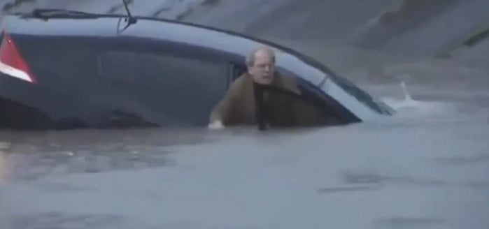 Un periodista rescata a un hombre atrapado por las inundaciones de Houston