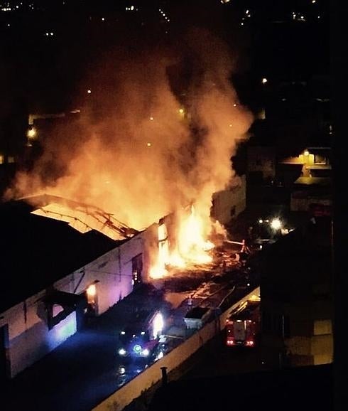 Espectacular incendio en una cooperativa de Alginet