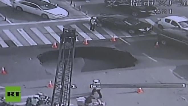 Detecta un cráter en el asfalto y evita cualquier incidente