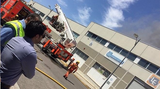 Un incendio quema dos naves del polígono Tàctica de Paterna