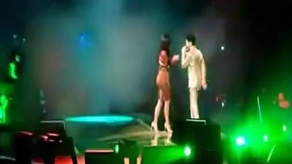 El momento en que Prince tiró del escenario a Kim Kardashian