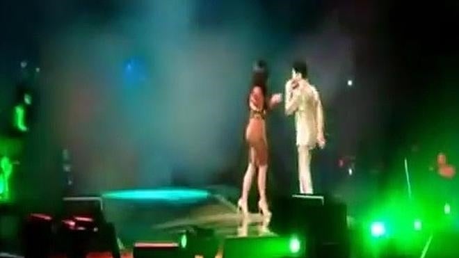 El momento en que Prince tiró del escenario a Kim Kardashian
