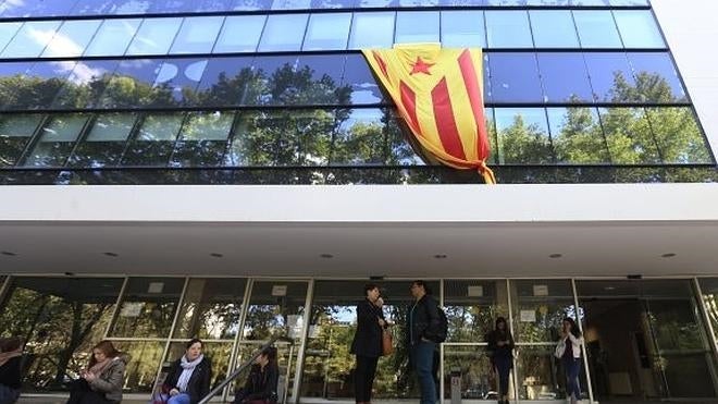 Queja al Síndic de Greuges contra la Facultad de Filología por permitir colgar esteladas