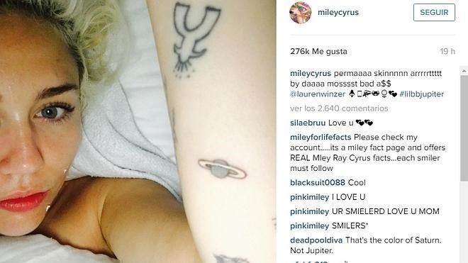 Miley Cyrus se tatúa Saturno pero ella cree que es Júpiter