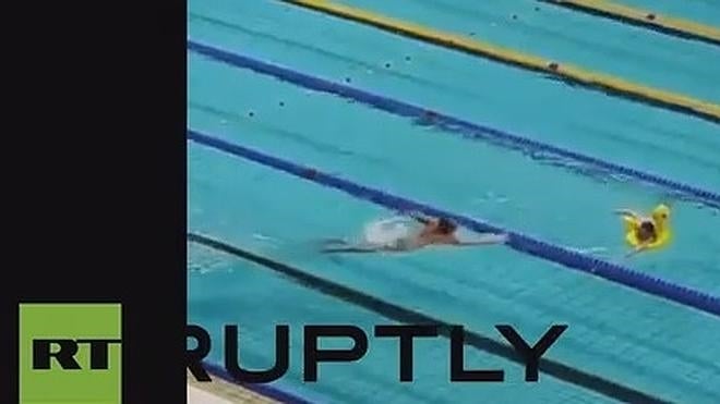 Se cuela en el Campeonato de Natación de Rusia con un flotador de pato