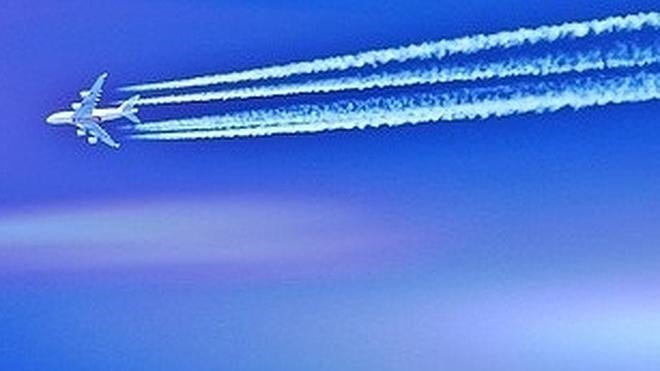 ¿Por qué se forma la estela de un avión?