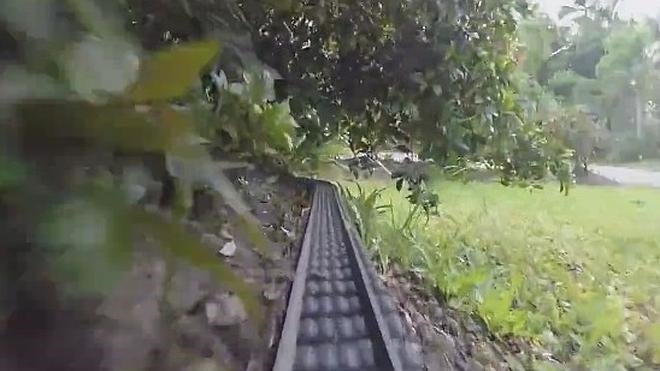 Construye una pista de 50 metros para que circulen sus trenes de Lego
