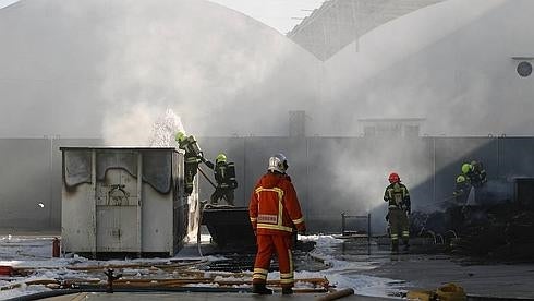 Arde por tercera vez en cuatro años una empresa de residuos de papel en Alboraya