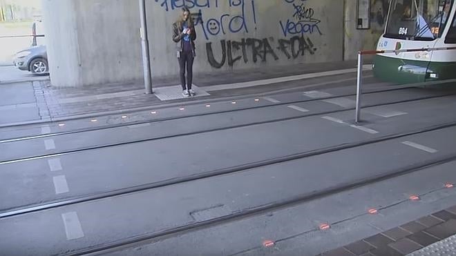 Semáforos en el suelo para peatones distraídos con el móvil