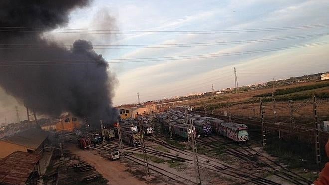 Un incendio calcina varios trenes en desuso de FGV en un almacén de Torrent