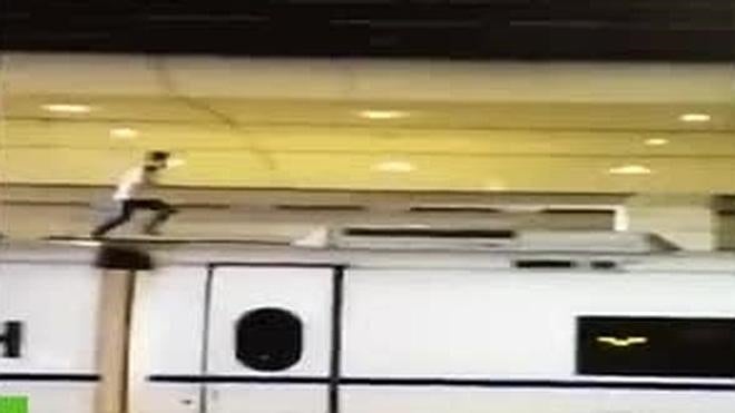 Muere electrocutado tras correr por el techo de un tren