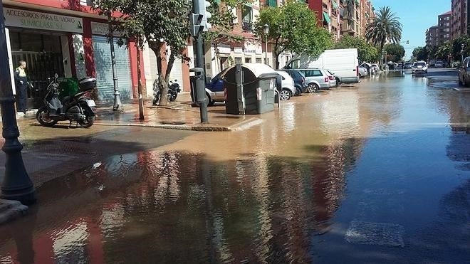 La rotura de una tubería inunda la calle Joaquín Benlloch de Valencia