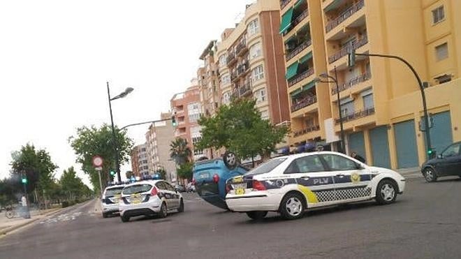 Un coche vuelca entre el Camino de Picanya y Tres Cruces