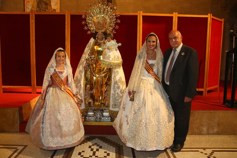 Las Falleras Mayores de Valencia participan en el Besamanos a la Virgen de los Desamparados