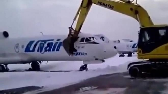 Detroza un avión con una excavadora