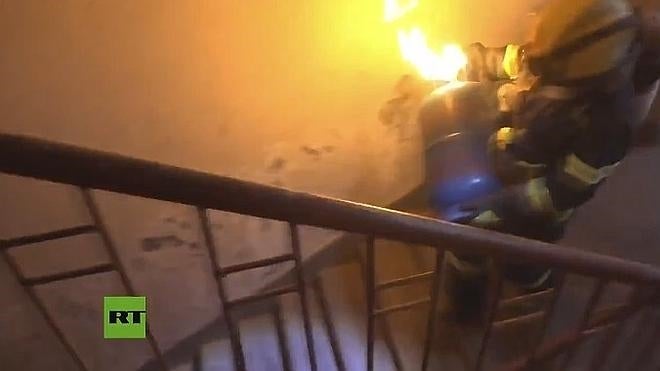 Carga una bombona de gas en llamas