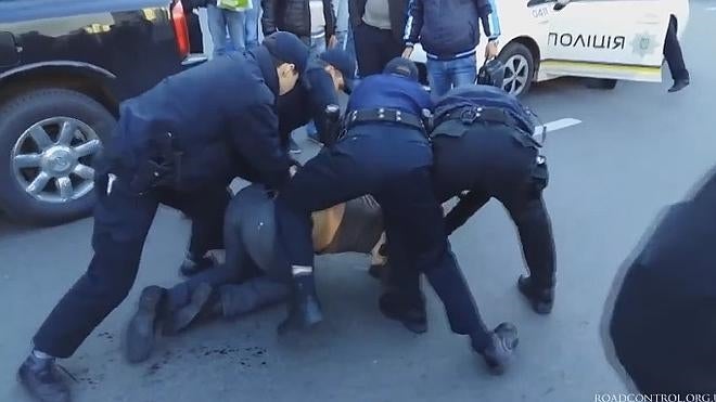 Siete policías no pueden reducir a un excampeón de lucha