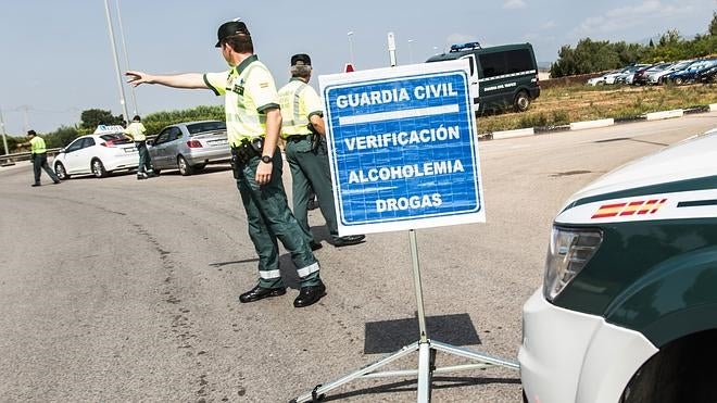 La DGT controla entre hoy y el domingo la velocidad, adelantamientos, cinturones y uso del móvil en las carreteras convencionales