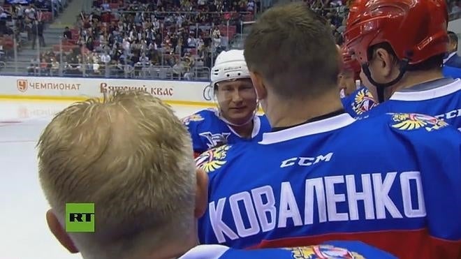 Putin muestra su destreza con el hockey