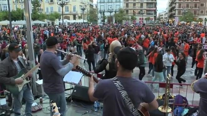 1.500 jóvenes bailan en la Plaza de la Virgen de Valencia