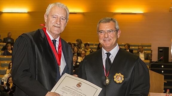 Francisco Puchol recibe la Medalla al Mérito en el Servicio a la Abogacía