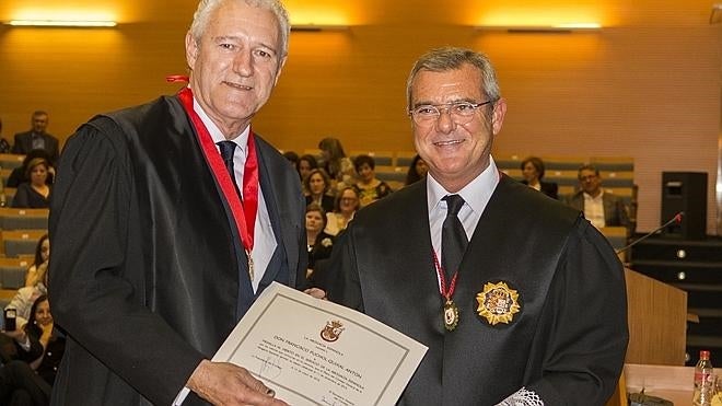 Francisco Puchol recibe la Medalla al Mérito en el Servicio a la Abogacía