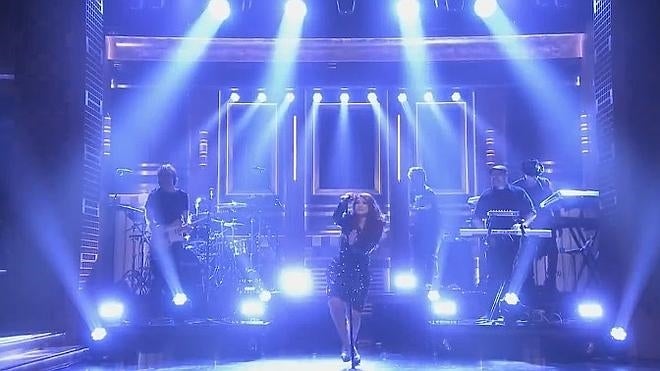 Meghan Trainor se cae en directo en televisión