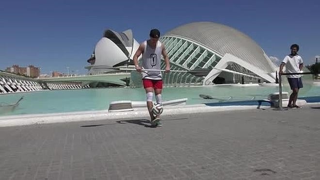 Destreza con el balón en la Ciudad de las Artes y las Ciencias de Valencia