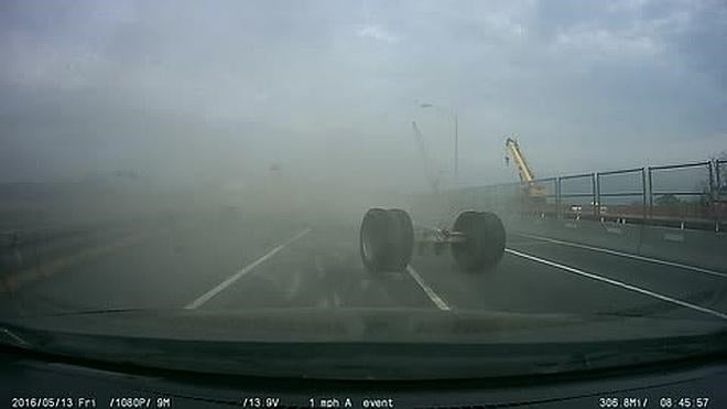 Se salva de morir aplastado por un tráiler por segundos