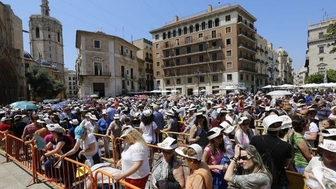 El Besamanos concluye a la una y media de la madrugada tras el paso de más de 30.000 devotos