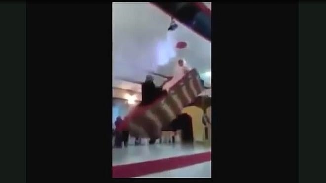 ¿Qué podría salir mal yendo en una barca flotante en tu boda?