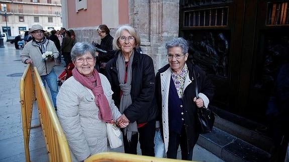 Colas en el Besamanos a la Virgen a pesar de la lluvia