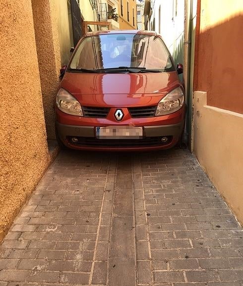 Empotra su coche en una calle estrecha de Bétera