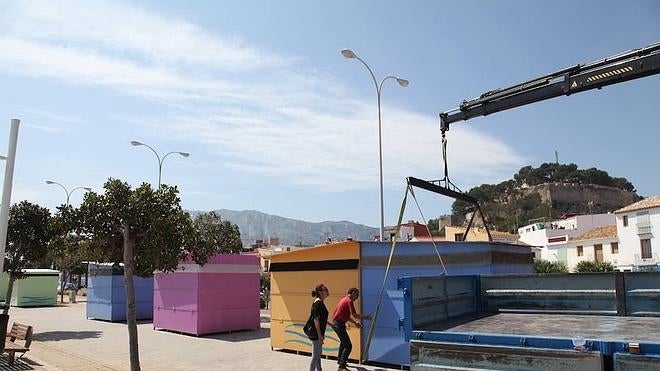 La casetas de los ‘hippies’ ya están en el paseo del puerto de Dénia