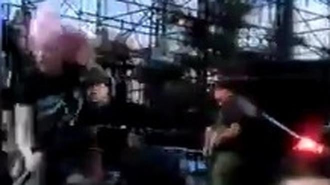 La cantante Shirley Manson se cae así del escenario