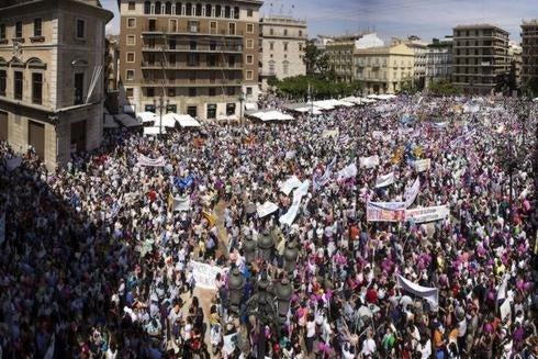 Decenas de miles de personas se manifiestan para defender la libertad educativa