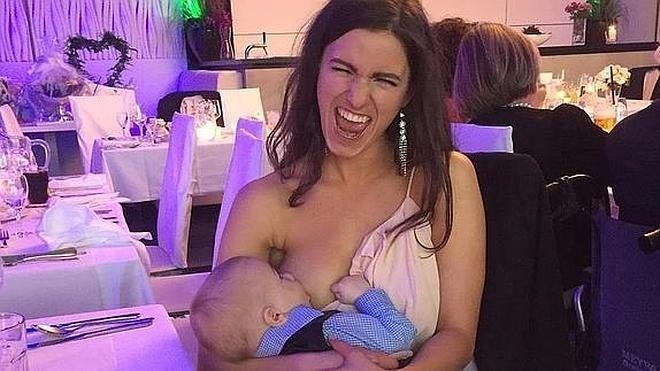 La foto de una madre dando el pecho en una boda que ha dado la vuelta al mundo